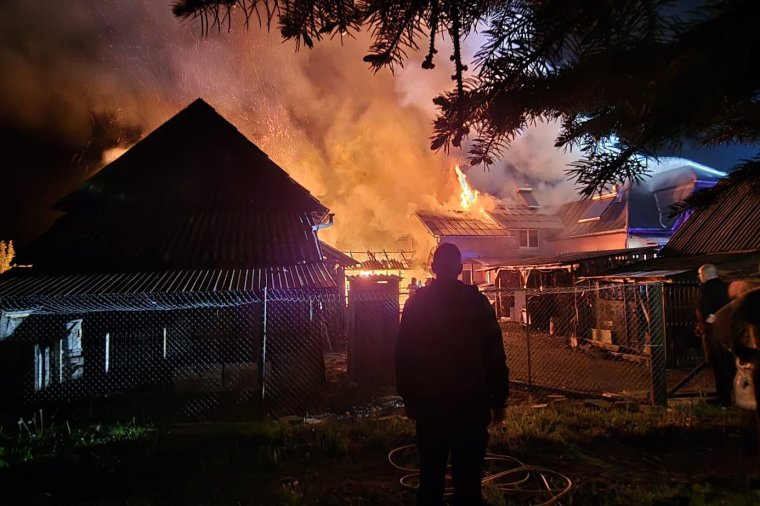 Hatalmas lángok csaptak fel egy családi háznál Maroshévízen