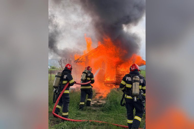 Nagy lángokkal ég egy nyaraló Szászrégen közelében