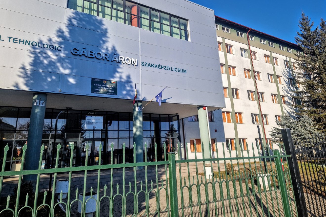 A tanintézmény Gábor Rezső igazgatósága alatt vált korszerű, vonzó szakképző líceummá. Rászolgált a Pro Urbe díjra