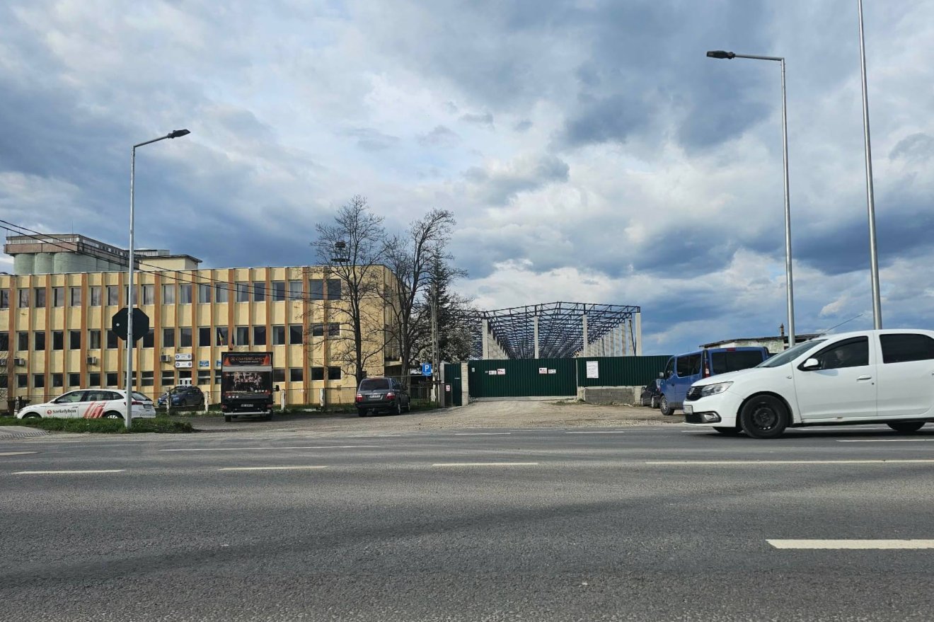 Folyamatban van a kőzetgyapotgyár építése a Hargita utcában, az egykori bányavállalat helyén &bullet;  Fotó: Székelyhon