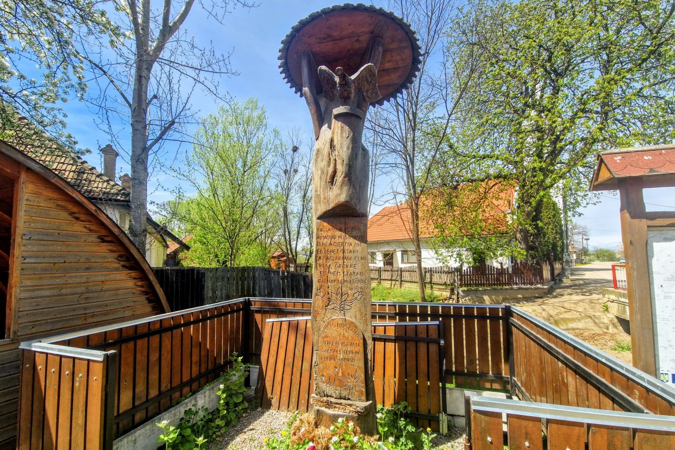 Székelytamásfalván fából van kifaragva