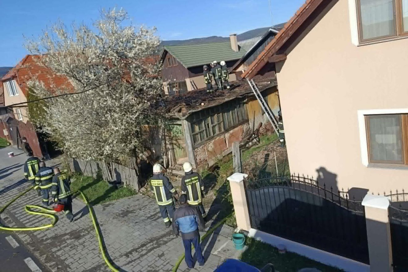 Fennállt a veszélye, hogy a tűz átterjed a szomszédos épületekre &bullet;  Fotó: Szentegyházi önkéntes tűzoltóság