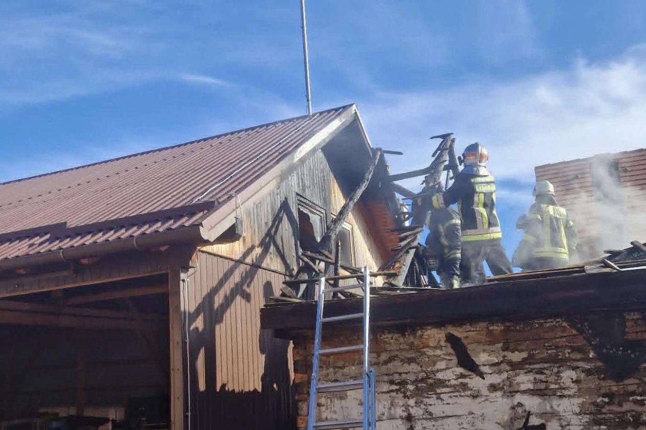 A kigyulladt lakóház egy műhely közvetlen közelében volt &bullet;  Fotó: Szentegyházi önkéntes tűzoltóság