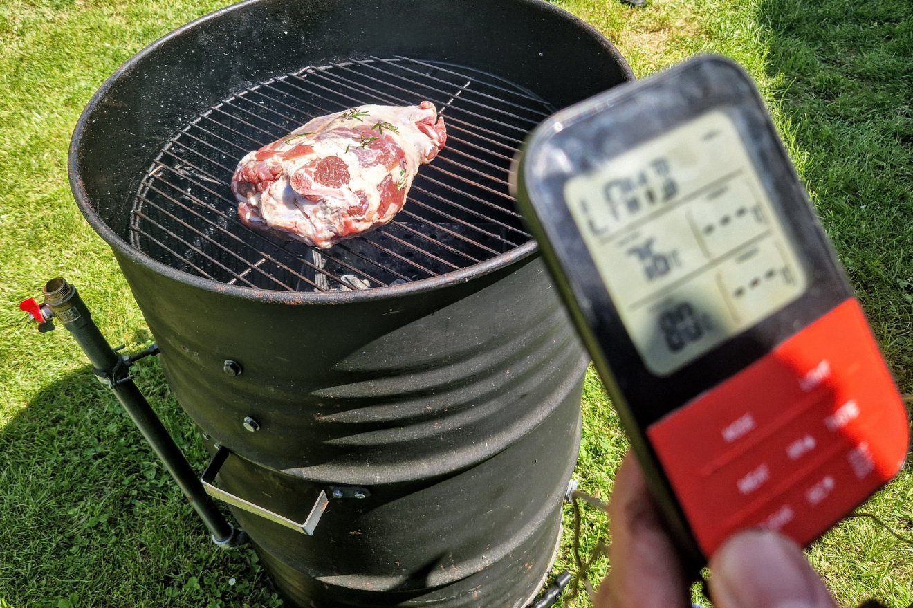 Elhelyezzük a grillrácson a húst