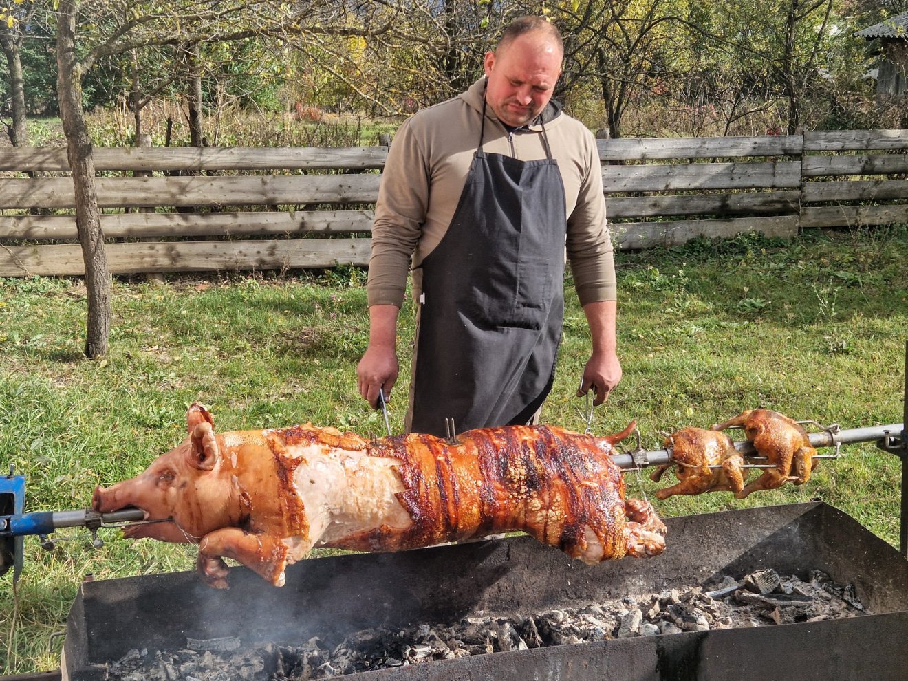 ...vagy lehetne próbálkozni parázs fölött forgatott malaccal...