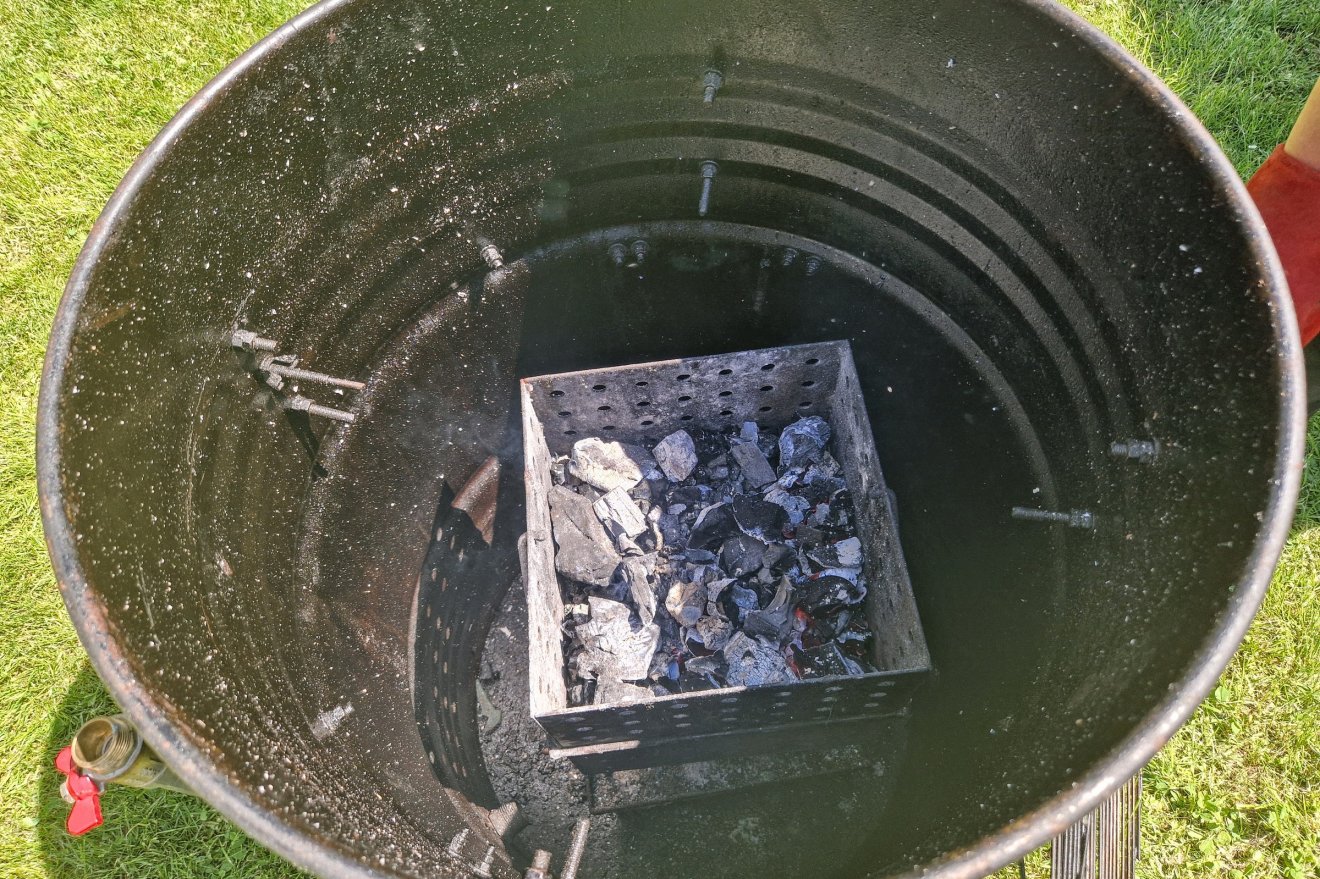 A behevített parazsat ráöntjük a tűztérben levő szénre