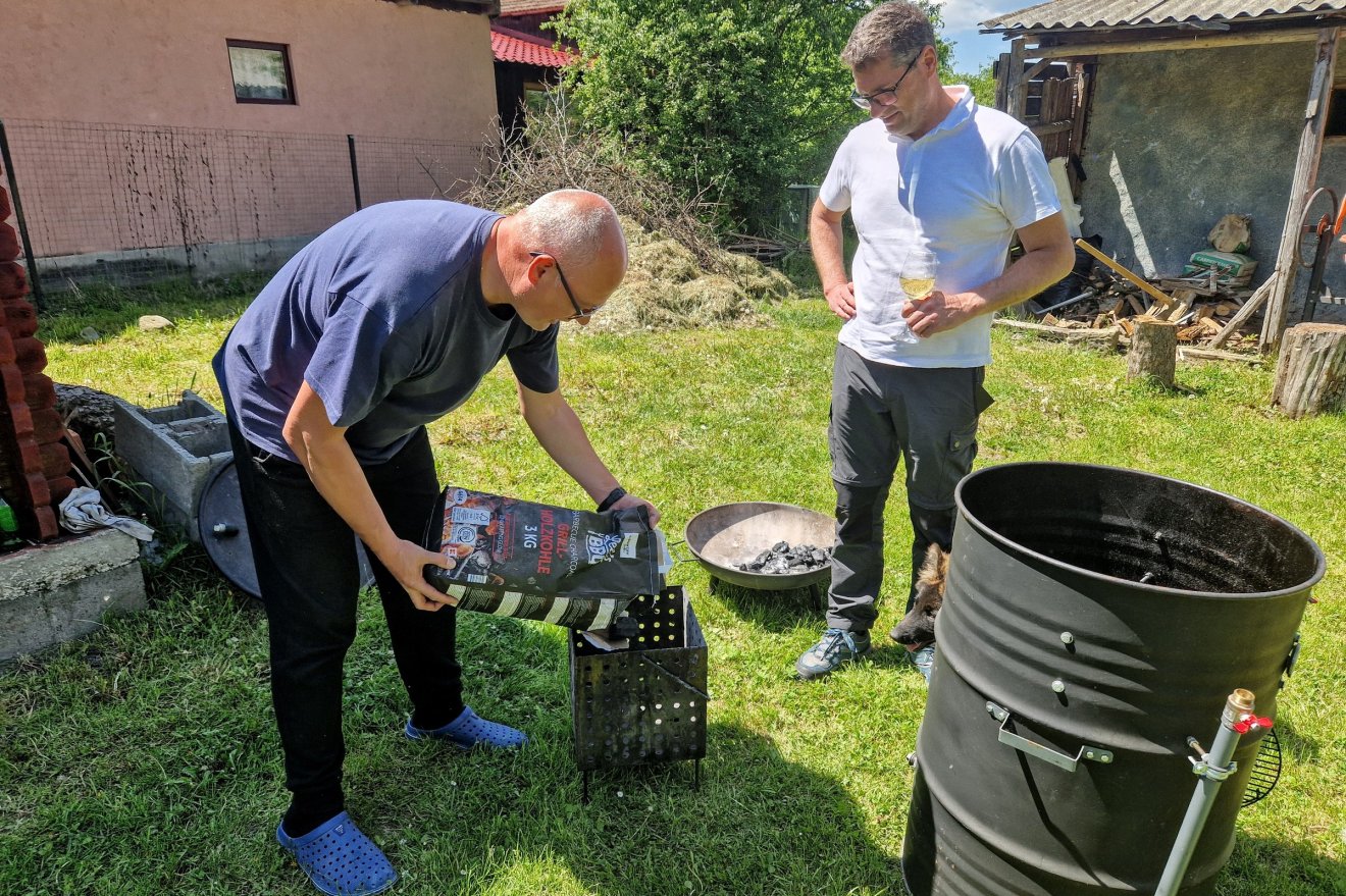Elhelyezzük a faszenet a tűztérben