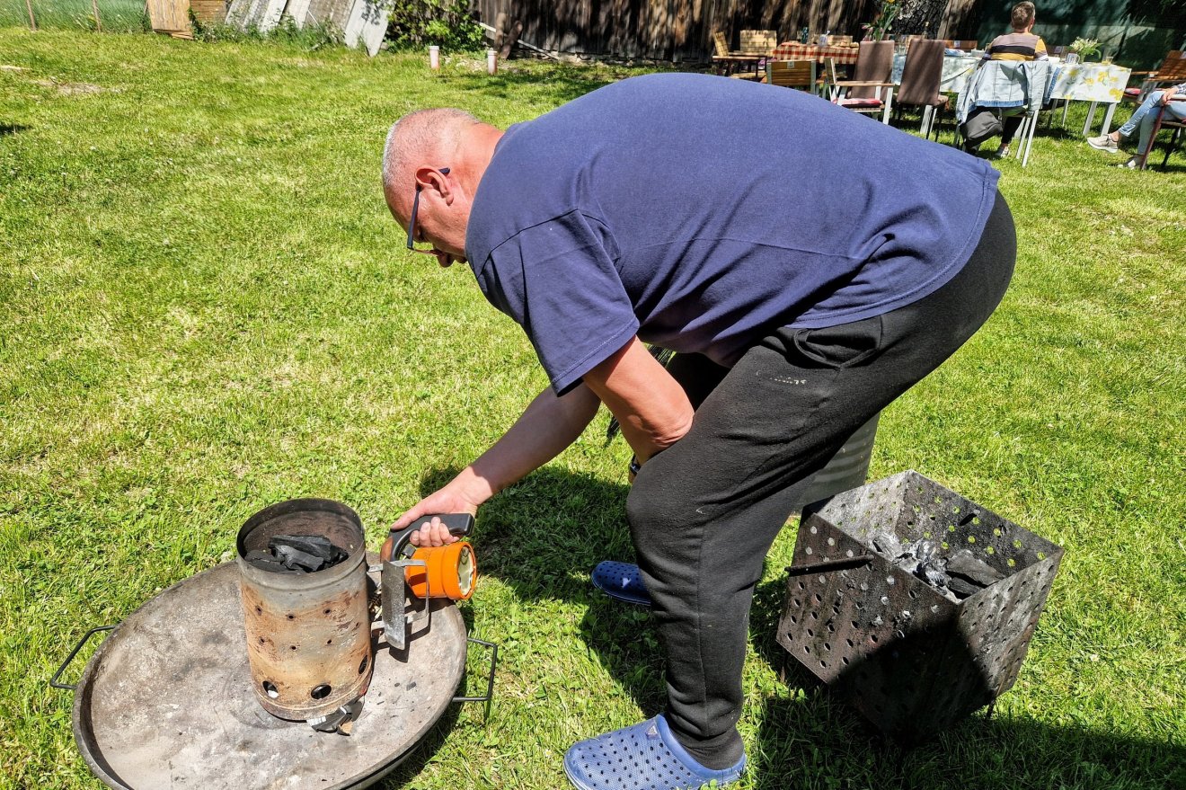 Egy kisebb adag szenet behevítünk