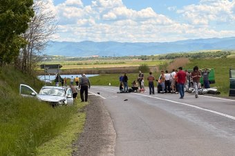 Autó és motorkerékpár ütközött Réty közelében – frissítve