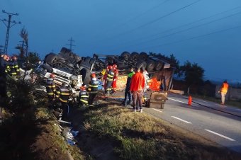 Úgy ütközött a személyautó a kamionnal, hogy felborult a teherautó és meghalt a sofőrje