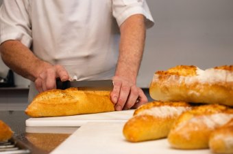 Már nem penészes falak közt tárolják a liszteszsákokat – javuló élelmiszer-biztonság