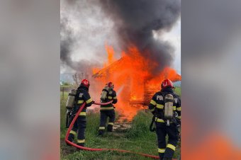 Nagy lángokkal ég egy nyaraló Szászrégen közelében