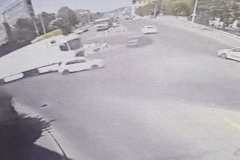 Métereken át tolta maga előtt a személyautót a kamion a körforgalomban – videóval