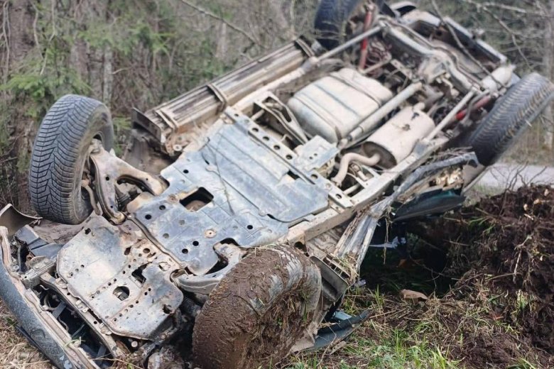 A tetejére fordulva állt meg egy autó