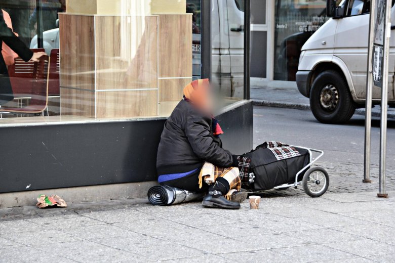 Megbírságolják, de behajtani nem tudják – mit ér a kéregetők elleni fellépés?