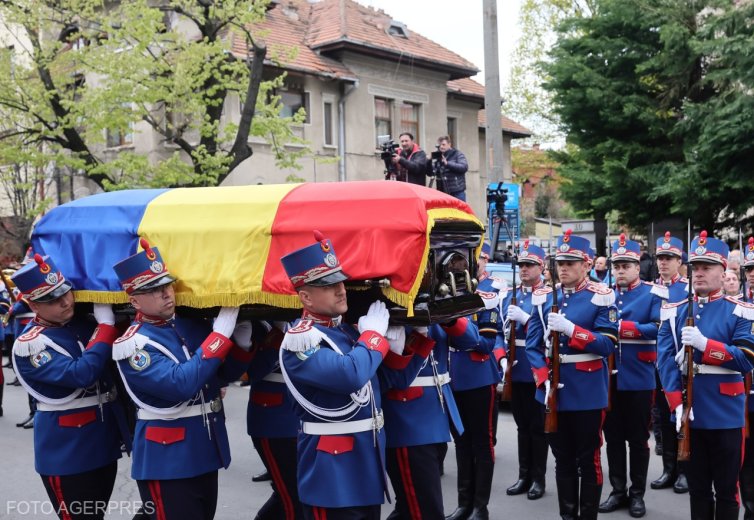 Katonai tiszteletadással temették el Mircea Lucescut