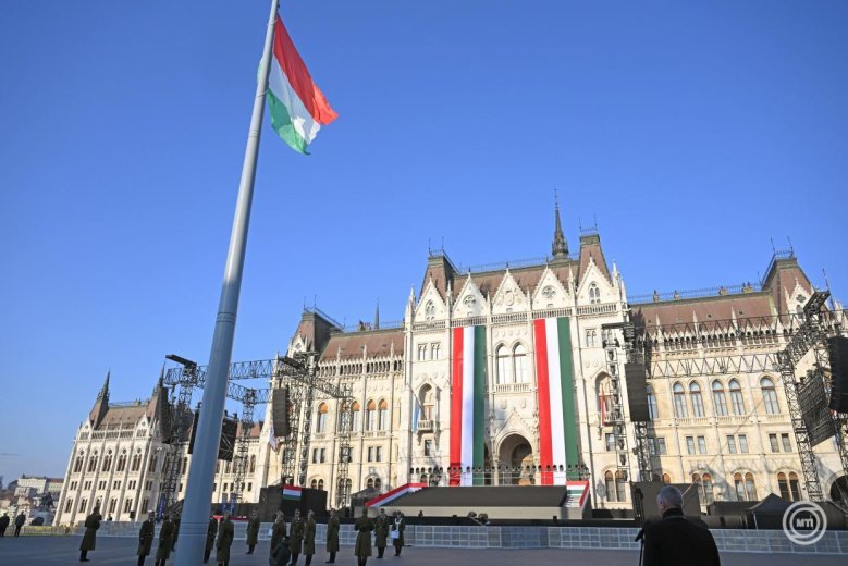 Felvonták a nemzeti lobogót az Országház előtt