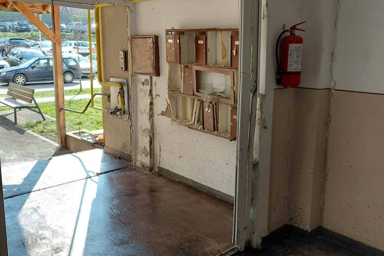 Lépcsőházba hajtott egy autós Csíkszeredában – fotók