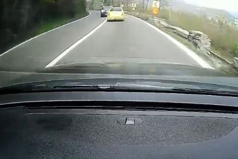 Átment a Porsche a záróvonalon – közzétették a fedélzeti kamerás felvételt a tegnapi súlyos balesetről