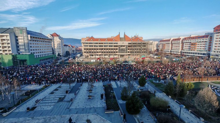 Kezdődik a húsvétvasárnapi ételszentelés Csíkszereda főterén – itt követheti élőben