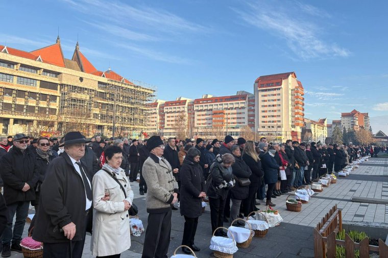 Kezdődik a húsvétvasárnapi ételszentelés Csíkszereda főterén – itt követheti élőben