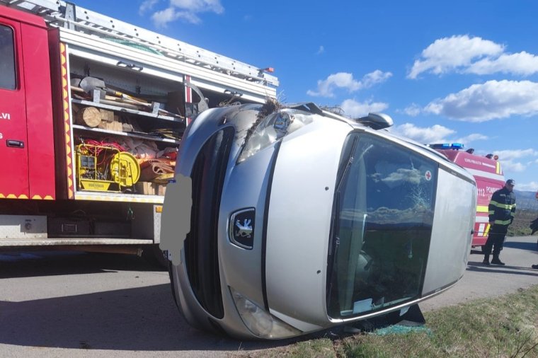 Autó borult fel Gyergyóalfalunál, a sofőrt a tűzoltók szabadították ki