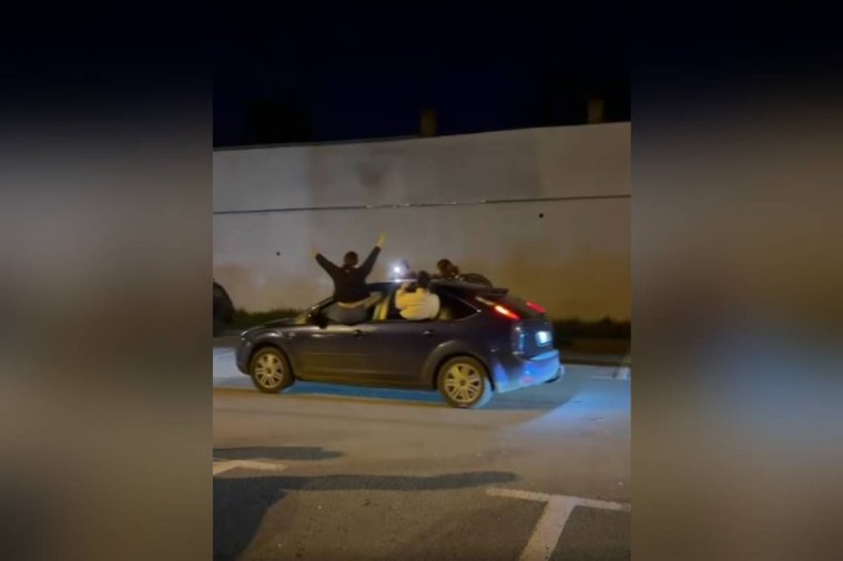 Utolérte a rendőrség a kocsiablakban bulizó fiatalt – videóval