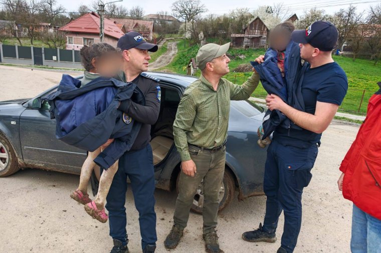 Három kilométert cipelte az erdész a kislányokat, miután megtalálta őket