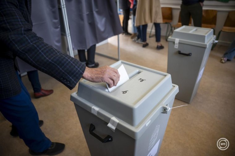 Megvan, hogy ma este mikorra várhatók a választási eredmények