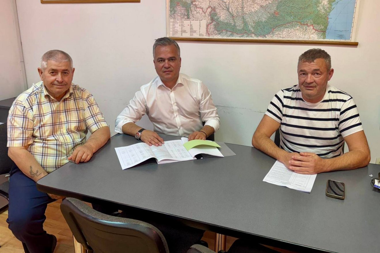 Adrian Ioan Veştea, Brassó Megye Tanácsánk elnöke két PNL-s polgármester között. Balról Drăgan György