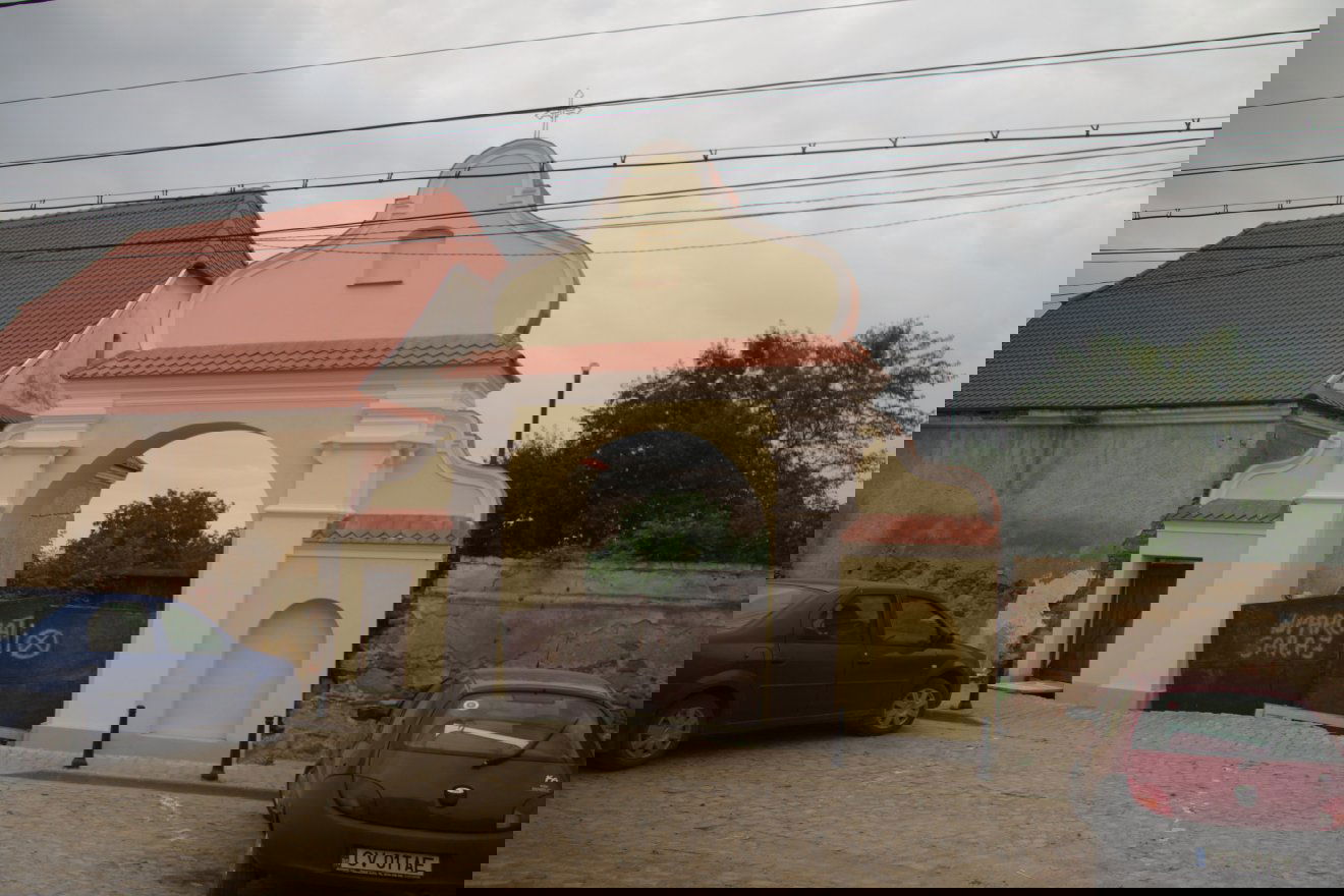 A minorita rendház, a Szentháromság római katolikus templom és Nepomuki Szent János-kápolna mellett a kantai barokk műemlék-együttes értékes eleme az 1807-ben épített barokk kapu is, melyet a gyakori földrengések nagyon megviseltek, és csak 2014-ben nyerte vissza régi pompáját az egyházközség, a helyi Rotary Klub és a megyei önkormányzat összefogása révén