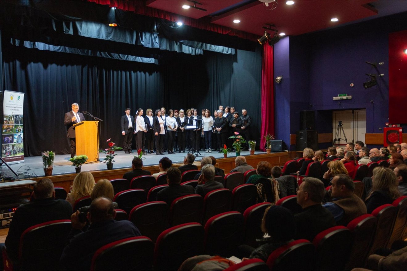 ... mint ahogy a gálaműsor is