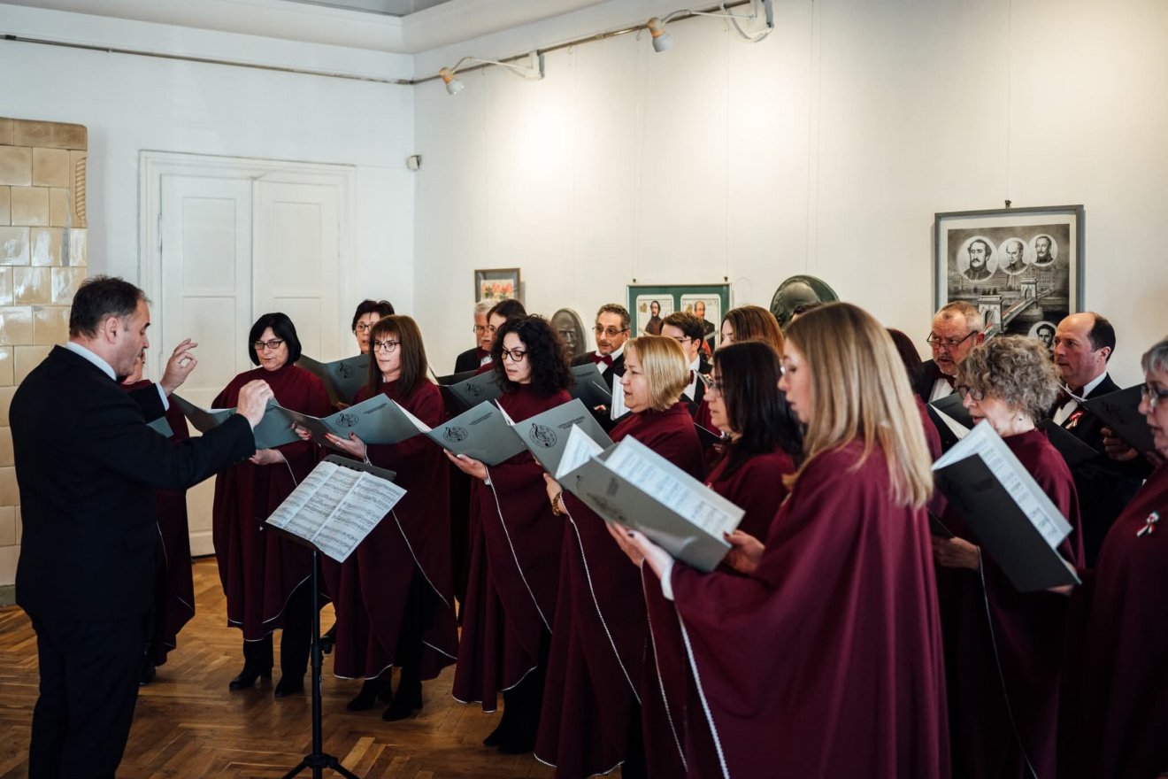 Fórika Balázs karnagy és az idén 25 éves Cantus kamarakórus