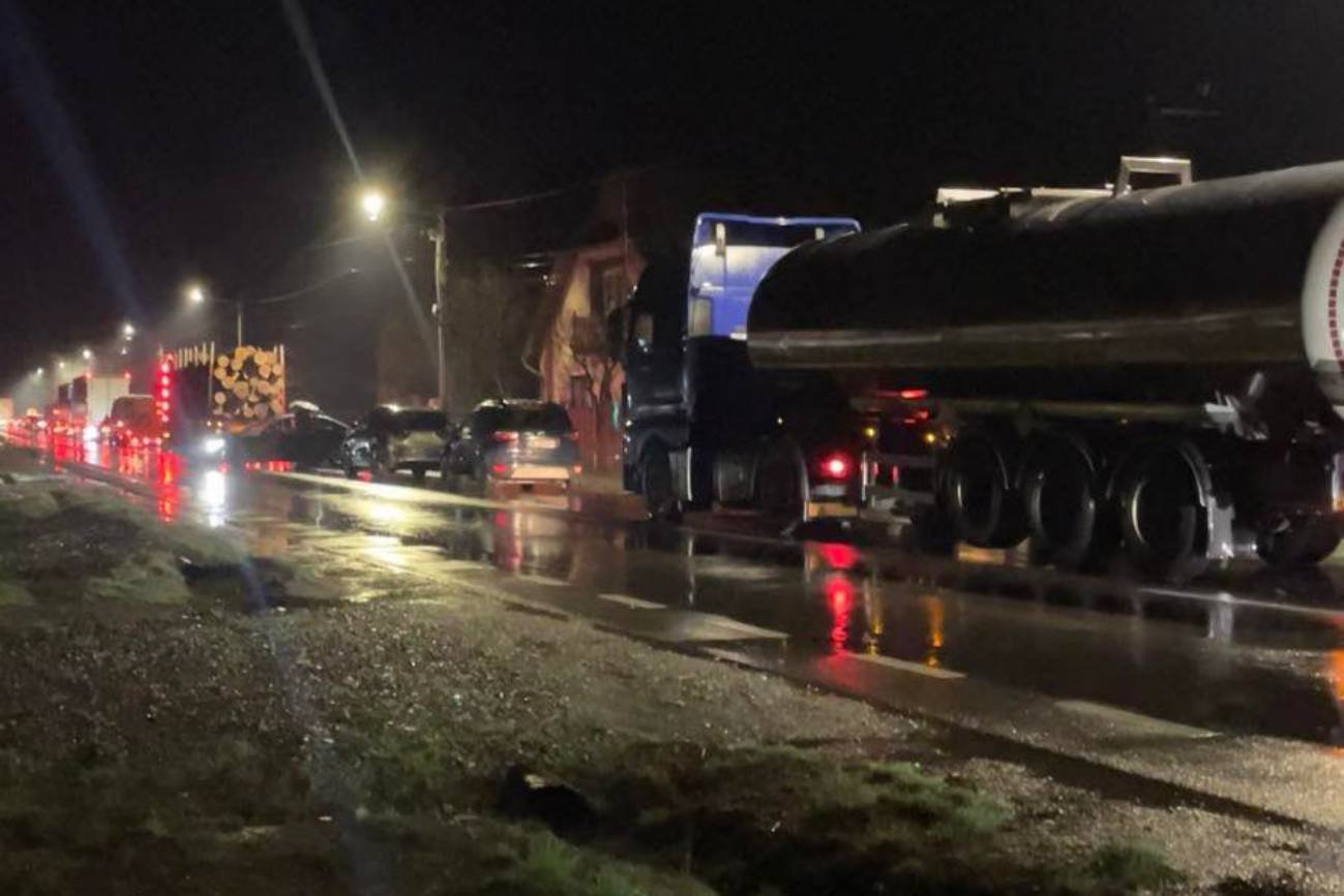 Kocsisor alakult ki a balesetet követően az érintett útszakaszon • Fotó: Kézdivásárhelyi közlekedési info/Facebook