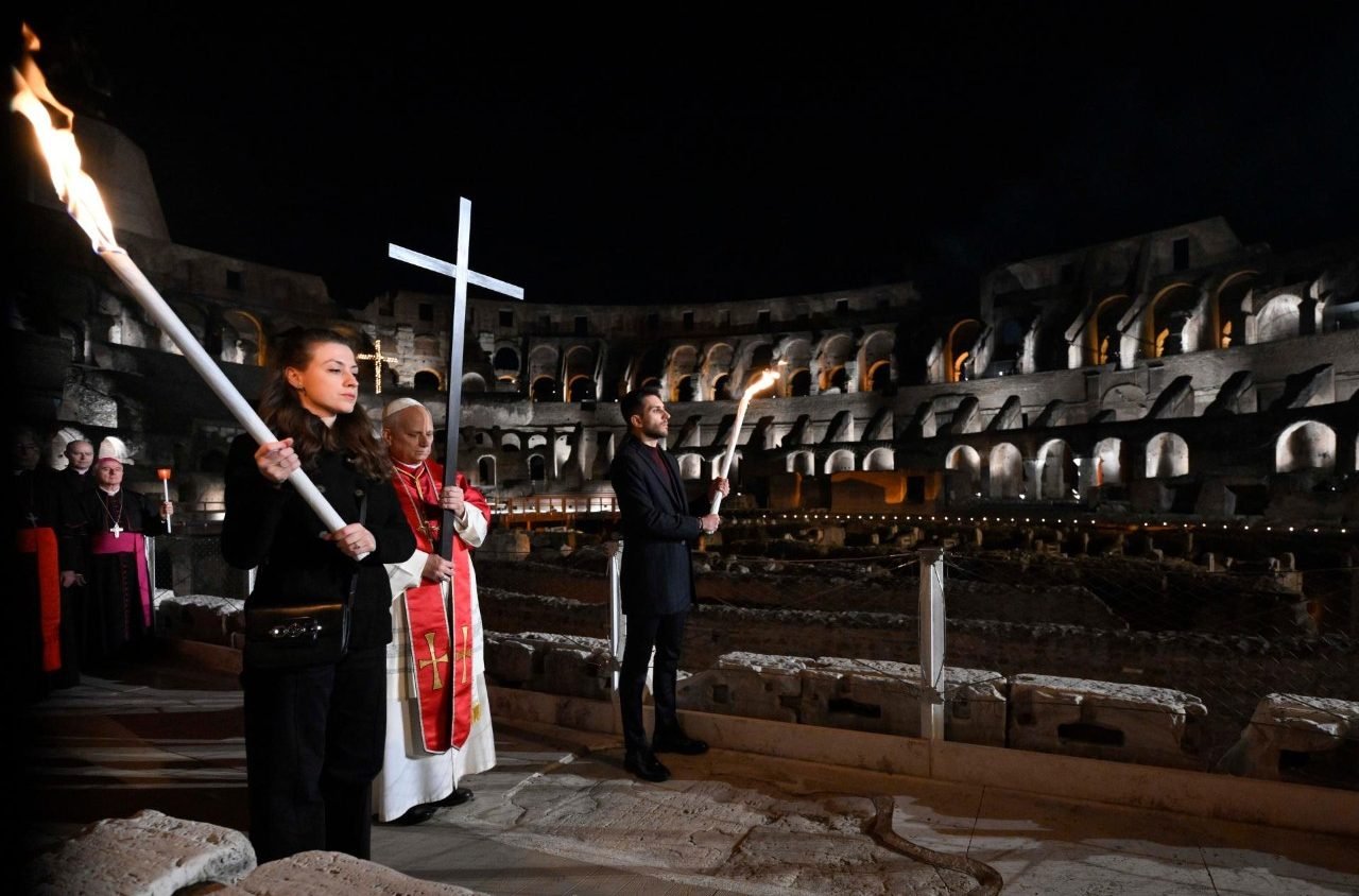 XIV. Leó pápa nagypénteken a Colosseumban tartott keresztúton • Fotó: Vatican Media