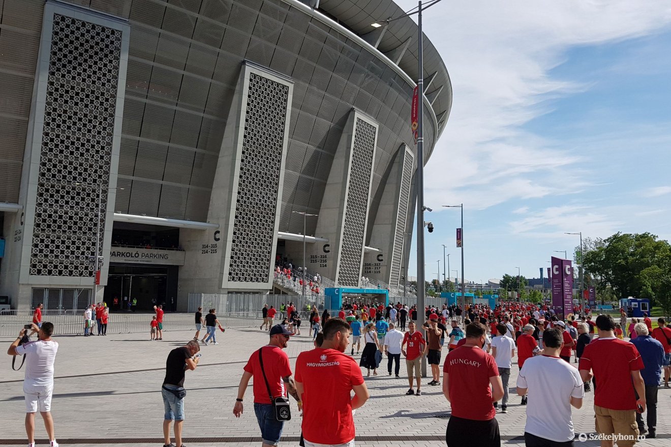 A Puskás Arénánál az UEFA labdarúgó Európa-bajnokságon &bullet;  Fotó: Székelyhon
