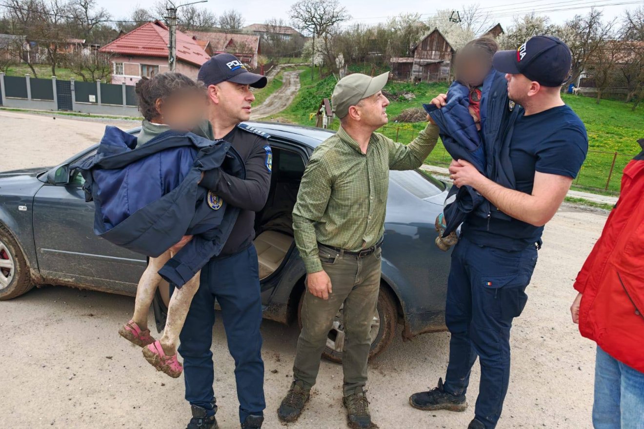 Középen Frandes Aurel erdész, aki megtalálta a két kislányt &bullet;  Fotó: Maros Megyei Rendőr-főkapitányság