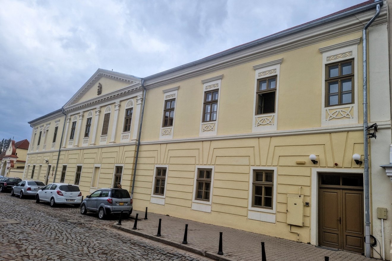 A felújított épület a templom felől nézve