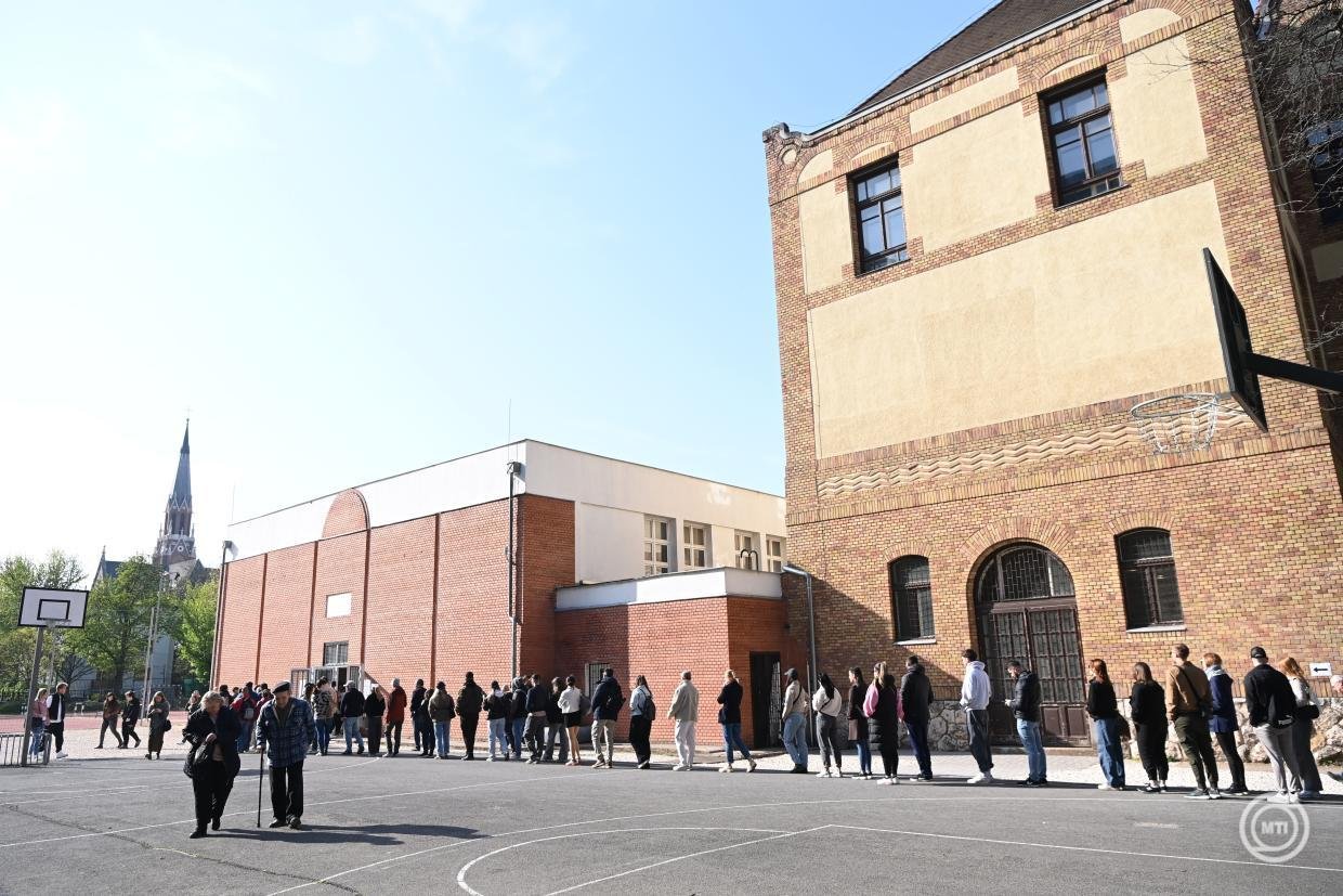 Szavazásra várakozók állnak sorban a budapesti Szent István Gimnáziumnál &bullet;  Fotó: Kovács Attila/MTI