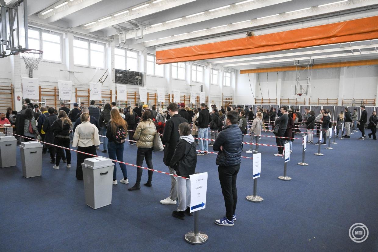 Szavazásra várakozók állnak sorban a budapesti Berzsenyi Dániel Gimnáziumban &bullet;  Fotó: Bruzák Noémi/MTI