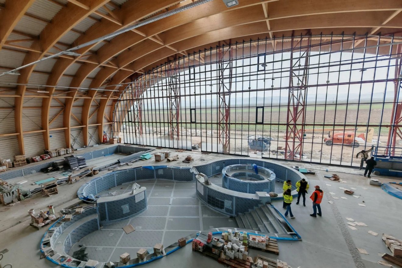 A befejezéshez közeledik a fedett uszoda építése