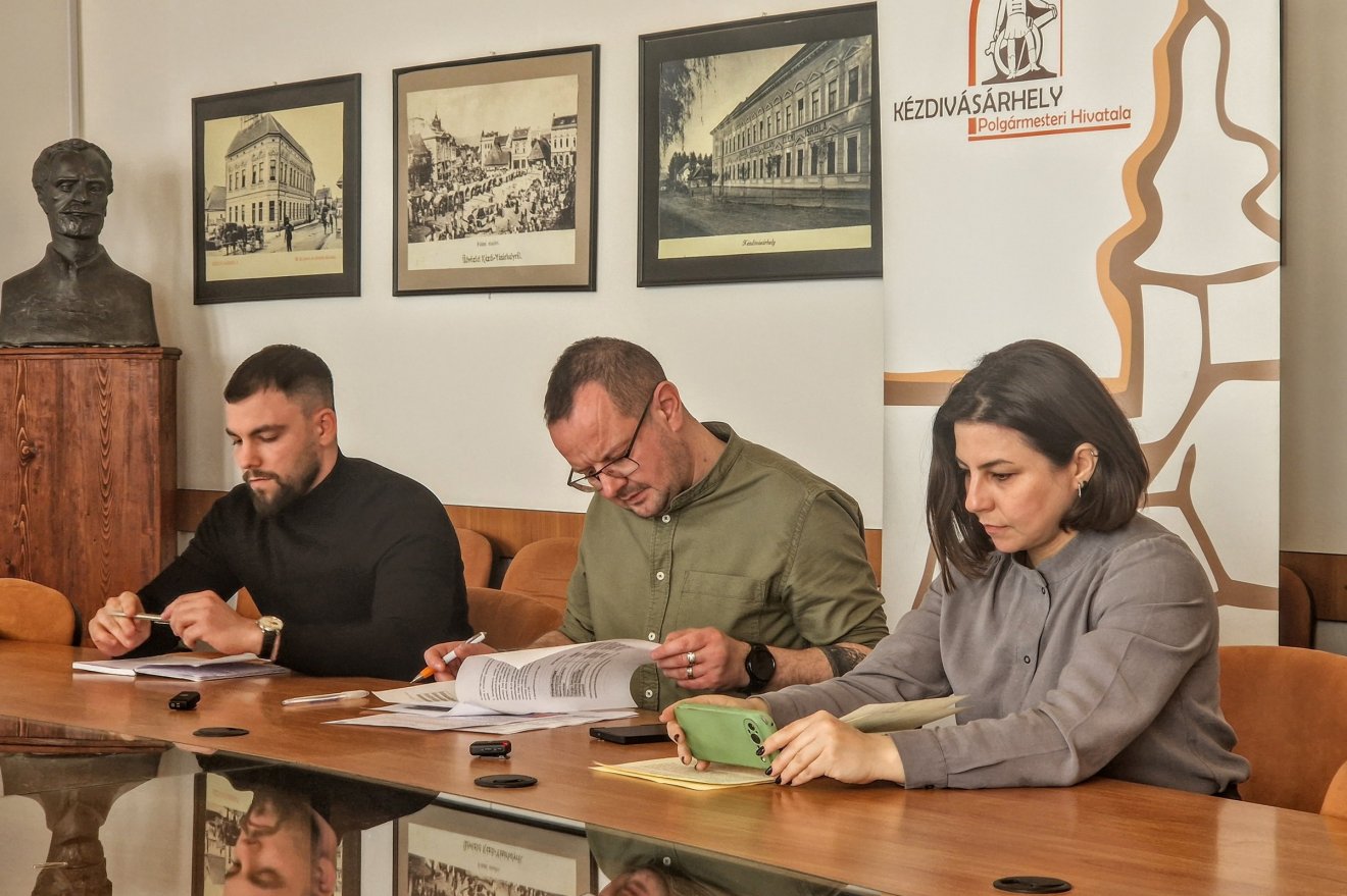 Mészáros Krisztián, Szilveszter Szabolcs és Alexandra Tsatsou a sajtótájékoztatón. Vas- és betonmentes vízvisszatartásban gondolkodnak