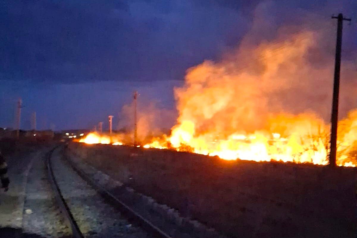 Hatalmas lángok csaptak fel Ádámoson &bullet;  Fotó: Maros megyei tűzoltóság