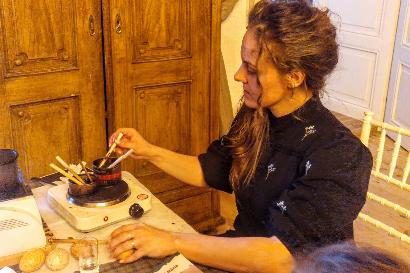 Ismét „megleshetjük”, hogy a csíkszeredai Váta Réka miként hímezi a húsvéti tojásokat