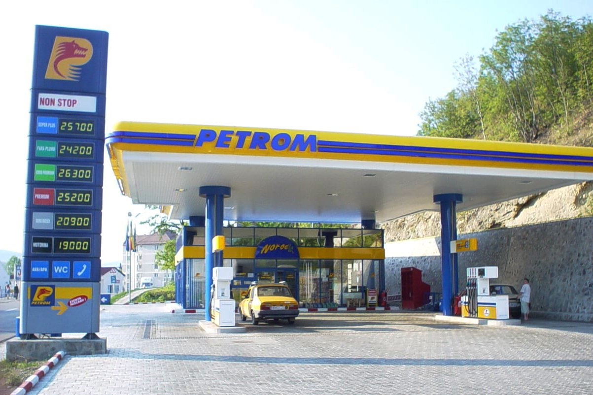 Üzemanyagárak 2003 júliusában az egyik székelyudvarhelyi töltőállomáson. Még régi pénzben tankolták meg a Daciát &bullet;  Fotó: Udvarhely Híradó Archívum