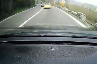 Átment a Porsche a záróvonalon – közzétették a fedélzeti kamerás felvételt a tegnapi súlyos balesetről