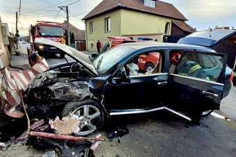 Épületnek csapódott egy autó Székelyudvarhelyen, a sofőrt eszméletlenül szállították kórházba