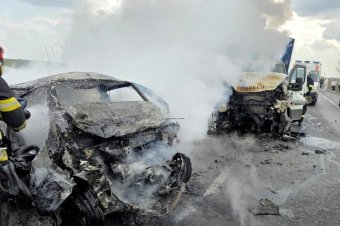 Lángba borult egy autó a nagy erejű ütközés után, egy áldozat bennégett