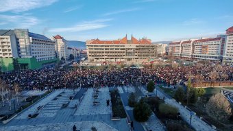 Húsvétvasárnapi ételszentelés Csíkszereda főterén – itt követheti élőben