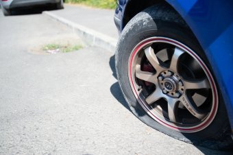 Tucatnyi autó gumiabroncsát vágták ki Kézdivásárhelyen